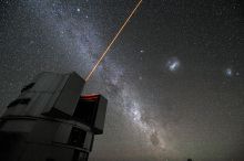 Ein riesiges Teleskop vor einem Sternenhimmel. Aus der Kuppel schießt ein Laserstrahl in den Himmel.