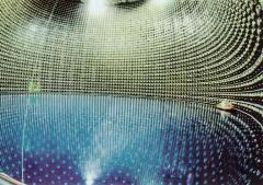 Blick in ein Neutrino-Teleskop: Das Super-Kamiokande-Experiment in Japan. Der Gnubbel rechts ist ein Gummiboot. (Bild: Kamioka Observatory, ICRR (Institute for Cosmic Ray Research), The University of Tokyo, Lizenz: aaa)